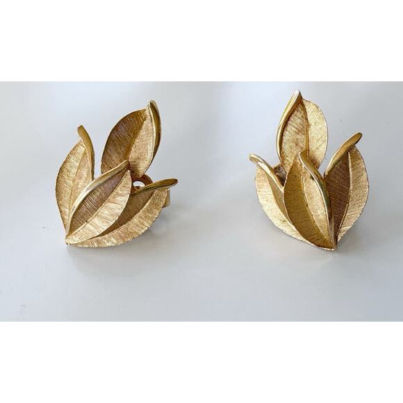 VINTAGE CROWN TRIFARI GOLD TONE FLORAL LEAF CLIP ON EARRINGS 80S COQUETTE - Picture 2 of 4